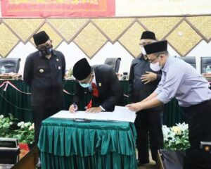 KUA-PPAS APBD Kota Padang 2022 Disepakati 2 Ketua DPRD Menandatangani