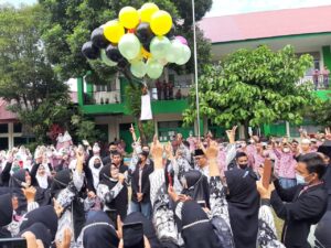 Meriahkan HGN dan HUT ke-76 PGRI, MAN 1 Padang Gelar Upacara dan Perlombaan 2 4.