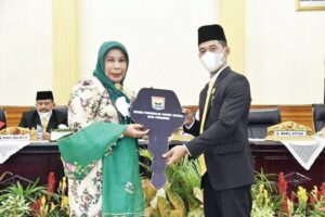 Ketua DPRD Kota Pariaman Fitri Nora bersama Wakil Pimipinan yang baru dilantik