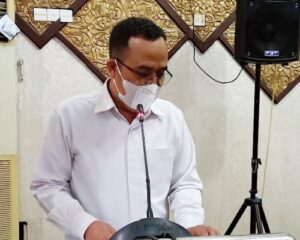 Paripurna DPRD Kota Padang, Ranperda Pengelolaan Keuangan Daerah Ditetapkan jadi Perda 2 Sekretaris DPRD Kota Padang Hendrizal Azhar Membacakan Putusan DPRD Kota Padang.