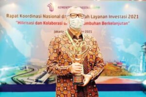 Walikota Payakumbuh Riza Falepi memegang Piala Anugerah