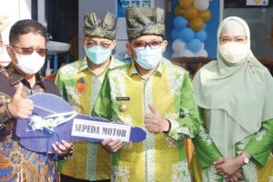 3 Penyerahan hadiah sepeda motor untuk pelanggan dari Bank Nagari