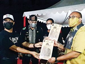 Lihai ke Pusat dan Rajin Menyapa ke Bawah, Jadi Style Kepemimpinan Benny-Radi Kejar Pembangunan Sijunjung 2 Kolaborasi Bupati dan Wabup Sijunjung bersama Anggota DPR RI Andre Rosiade mendatangkan Menparekraf Sandiaga Uno ke Sijunjung.