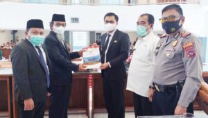 Wakil Bupati dan Wakil Ketua DPRD Limapuluh Kota Syamsul Mikar saat paripurna jawaban bupati terhadap pandangan umum fraksi tentang RAPBD tahun 2021