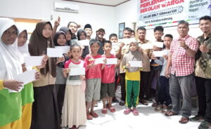 Kisah Penerima Bantuan Perlengkapan Sekolah dari Gang Sempit RW 8 Indarung, Juara Kelas, Anak Kuli Dekor Miliki Impian jadi Dokter 2 foto2. siswa penerima bantuan foto bersama di kantor Forum Nagari Indarung