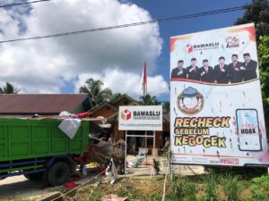 APK Masih Banyak Terpasang, Tim Bawaslu Provinsi dan Bawaslu Kabupaten Kepulauan Mentawai Turun Langsung Bersihkan 2 436ef688 9b00 476a b8af 9239ae247dd2