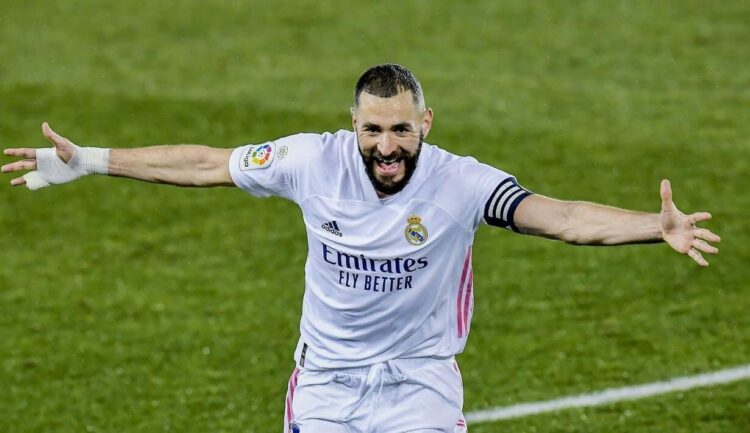 STRIKER Real Madrid Karim Benzema menyumbangkan dua gol dalam kemenangan pesta gol Los Blancos 4-1 di kandang Alaves, Minggu (24/1) dinihari WIB.