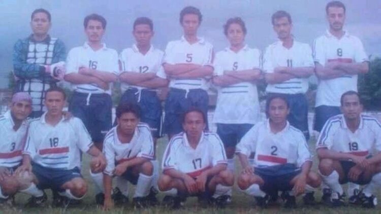 Mengenang Syekh Ali Jaber di Sepak Bola Indonesia: Pernah Bela Tim NTB, Dijuluki Ali Zidane 1 BERDUKA—Wafatnya pendakwah Syekh Ali Jaber ( paling kanan berdiri) memberikan duka mendalam buat sepak bola Indonesia. Syekh Ali Jaber pernah bermain untuk tim lokal NTB..