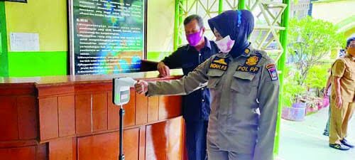 Satpol PP Monitor Belajar Tatap Muka 1 DATANGI SEKOLAH— Personel Satpol PP Padang mendatangi sekolah-sekolah terkait sudah dimulainya proses pembelajaran tatap muka bagi anak sekolah di Padang.