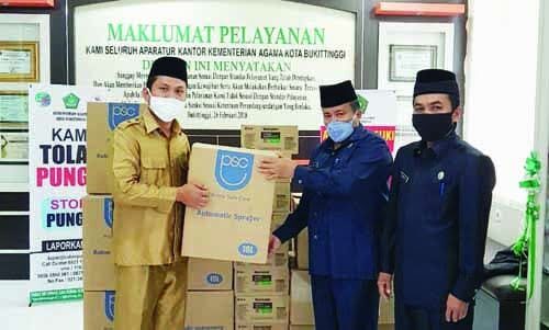 SALURKAN—Kemenag Bukittinggi salurkan alat Prokes kepada Ponpes untuk mengantisipasi penyebaran Covid-19.
