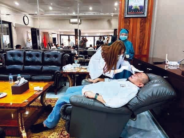 Ketua DPD Ajak Masyarakat Akhiri Wabah Covid-19 dengan Vaksin 1 TES SWAB— Ketua DPD AA Lanyalla Mahmud Mattalitti saat menjalani tes swab.