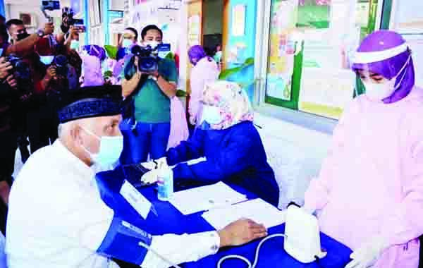 PERIKSA KESEHATAN-Wako Padang, Mahyeldi Ansharullah menjalani pemeriksaan kesehatan sebelum divaksin. Namun karena tekanan darahnya saat itu cukup tinggi, Mahyeldi batal disuntik vaksin pada Jumat (15/1).