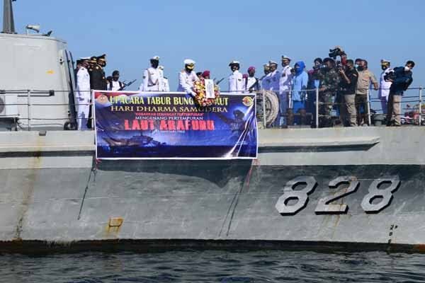 TABUR BUNGA—Danlantamal II Laksamana Pertama TNI Hargianto tabur bunga di atas KRI Kalahitam 828  mengenang pertempuran di laut Aru.