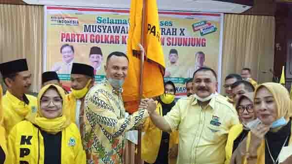 Berhenti jadi ASN dan Maju di Pilkada, Benny Dwifa Yuswir Jabat Ketua DPD Golkar Sijunjung 1 SERAH TERIMA— Penyerahan bendera pataka Partai Golkar dari DPD Provinsi kepada Ketua Golkar Sijunjung terpilih, Benny Dwifa Yuswir, S.STP. Msi.