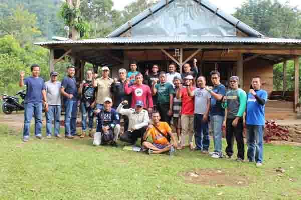 PEMBENTUKAN PENGURUS— Anggota kepengurusan Indonesian Off-Road Federation (IOF) Tanah Datar dibentuk di arena Off-Road Objek Wisata Tampunik, Kecamatan Sungayang, Kabupaten Tanahdatar, Sabtu (16/1).