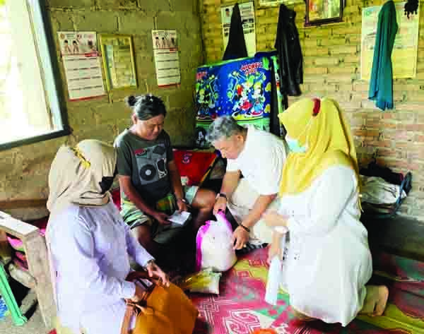 SERAHKAN BANTUAN— Tim Gerindra Sumbar menyerahkan bantuan dari Andre Rosiade kepada penderita penyakit komplikasi, Ramli di Belimbing, Kuranji.