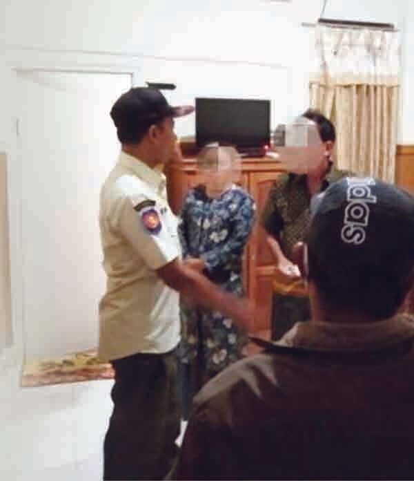 Oknum ASN Kepergok "Begituan" dengan Wanita Lain di Hotel 1 DIGEREBEK— Oknum ASN Pengelolaan Sumber Daya Air Dinas PU Provinsi Sumbar kepergok oleh istri sahnya bersama Satpol PP ketika sedang berbuat mesum di dalam kamar hotel
dengan wanita lain.