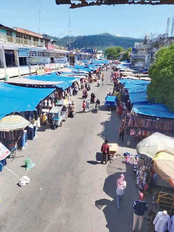 BERJUALAN— Para PKL terlihat berjejeran berjualan di sepanjang jalan di Pasar Raya Padang. KPP mengharapkan jalan itu dikembalikan fungsinya.
