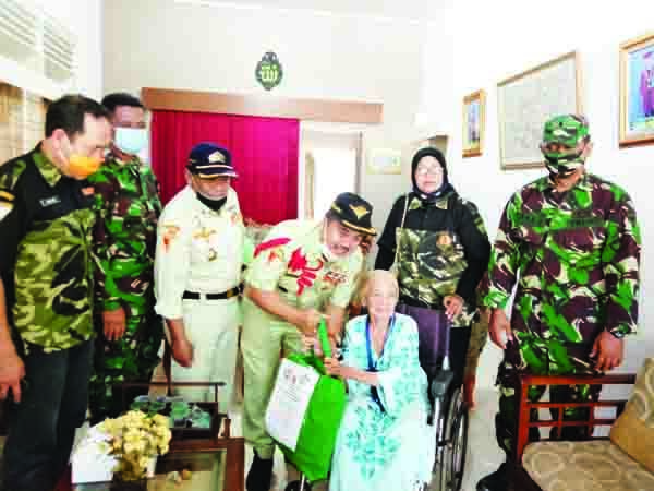 HUT ke-40, PPM Sumbar Datangi Rumah Veteran 1 SILATURAHMI— PPM Sumbar mengunjungi rumah para veteran dan janda-janda pejuang untuk pejuang untuk bersilaturahmi dan berbagi
di HUT ke-40.