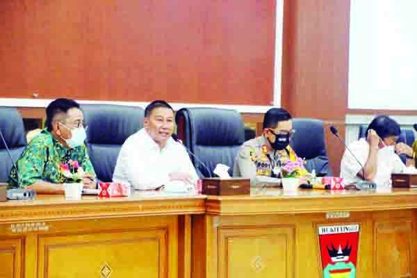 RAPAT KOORDINASI— Wali Kota Bukittinggi, Ramlan Nurmatias, saat memimpin Rapat Koordinasi Pelaksanaan Vaksin Covid 19 di Aula Balaikota Bukittinggi.