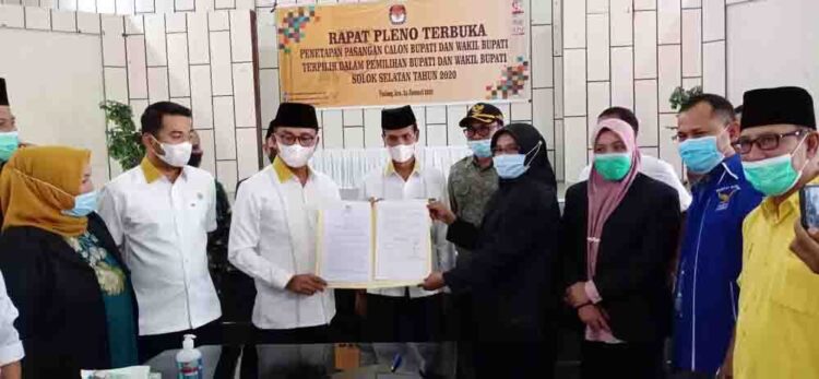 KPU Tetapkan Khairunas-Yulian Pemenang Pilkada Solsel 1 SERAHKAN SK— Ketua KPU Solsel Nila Puspita, menyerahkan SK penetapan kepada pasangan terpilih Khairunas-Yulian Efi pada rapat pleno terbuka penetapan pasangan terpilih di aula Sarantau Sarurambi kantor bupati setempat, Minggu (24/1).