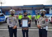 Puluhan Tahun Memberikan Pelayanan di Jalan, Pak Ujang Burung Terima Penghargaan Polres Sijunjung