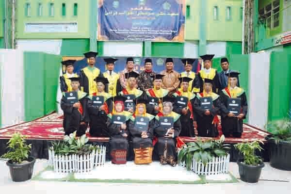 Wisudawan foto bersama dengan Bapak Direktur Pendidikan Diniyah dan Pondok Pesantren serta Team Senat