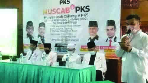MUSCAB— Musyawarah Cabang PKS se-Bukittnggi sukses digelar dan dihadiri Ketua MPW PKS Sumbar Irsyad Syafar dan ketua MPD PKS Bukittinggi Marfendi.