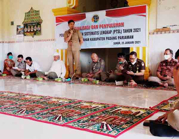 SAMBUTAN—Inspektur Hendra Aswara berikan sambutan dan apresiasi dan mendukung Program PTSL saat menghadiri penyuluhan PTSL di Nagari Sunur, Kec. Nan Sabaris.