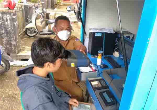 LAYANAN—Petugas Disdukcapil sedang melayani warga. Selain perekaman KTP, juga akan melayani pembuatan Kartu Keluarga, Surat Pindah serta Akta Pencatatan Sipil.