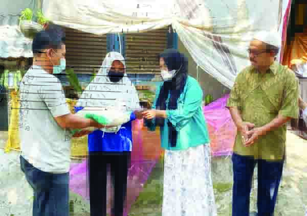 SERAHKAN BANTUAN— Wakil Ketua DPD Gerindra Sumbar Nurhaida menyerahkan bantuan sembako dan uang tunai dari anggota DPR RI Andre Rosiade kepada pamutia cabai di Pasar Lubuk Buaya.