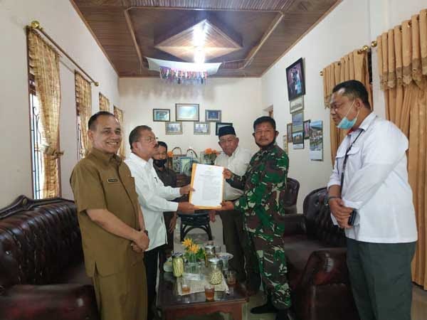 SERAHKAN SK— Bupati Padangpariaman Ali Mukhni serahkan SK Pembangunan Yon Kes TNI AD.