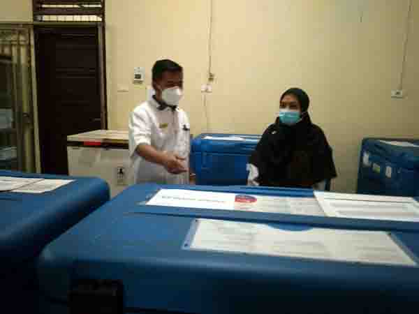 PENYIMPANAN VAKSIN— Kadiskes dr.Bakhrizal didampingi staf saat melihat vaksin Covid-19 di ruang penyimpanan instalasi farmasi Payakumbuh.