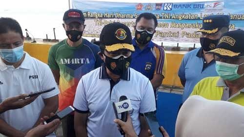 KETERANGAN PERS—Danlantamal II Laksamana Pertama TNI Hargianto didampingi Wakil Ketua DPRD Sumbar Indra Datuk Rajo Lelo dan Sekda Amasrul menjelaskan kepada wartawan, usai aksi bersih pantai menyambut Hari Dharma Samudera dan Hari Korps Kowal.