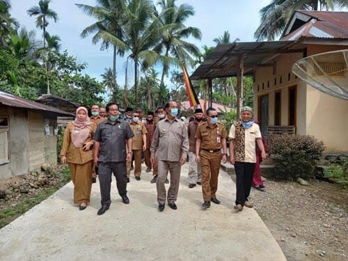TINJAU JALAN— Bupati Pasaman, Yusuf Lubis meninjau jalan lingkung penghubung dua perkampungan di Kecamatan Lubuk Sikaping yang diresmikan Selasa (5/1).