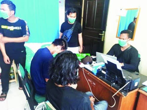 PENGIRIM SABU—Usai ditangkap, dua pelaku yang terlibat dalam pengiriman sabu seberat 13 Kg ke Cilegon diperiksa di Polres Limapuluh Kota. Sementara, satu pelaku tewas kehabisan darah setelah ditembak.