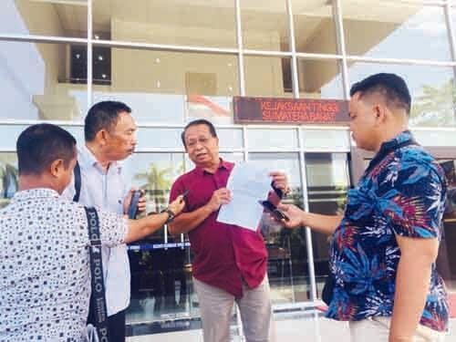 Eddi Warlis diwawancarai wartawan saat membuat laporan di Kejaksaan Tinggi Sumatra Barat beberapa waktu lalu.