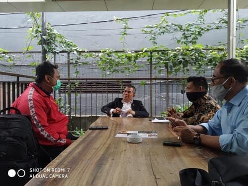 SERAHKAN—Pelatih Pabersi serahkan rekomendasi kepengurusan Pabersi Sumbar periode  2020 2024 disaksikan Ketua Koni Sumbar Syaiful.