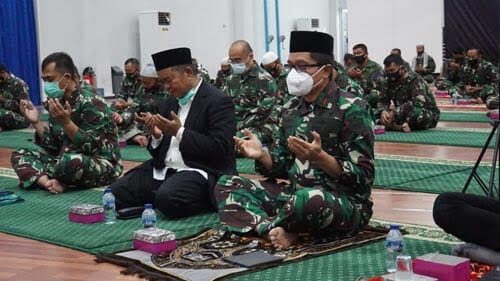 DOA BERSAMA— Laksamana Pertama TNI Hargianto dan jajaran serta Ustaz Iskandar sedang melakukan doa bersama.