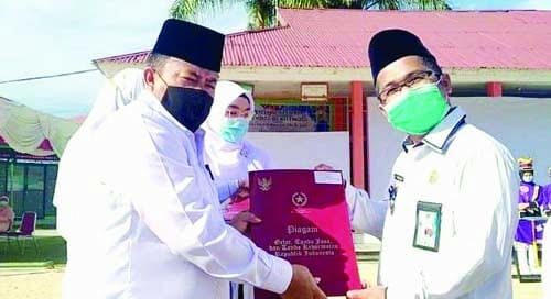 TERIMA PIAGAM—Kepala Kantor Kemenag Bukittinggi Kasmir menerima piagam saat peringatan Hari Amal Bakti (HAB) ke-75 tahun 2021.