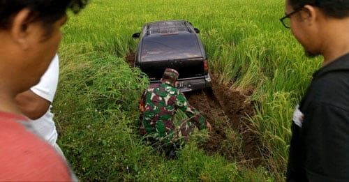 Babinsa Koramil Bantu Evakuasi Mobil Masuk Sawah 1 Babinsa Koramil Bantu Evakuasi Mobil Masuk Sawah