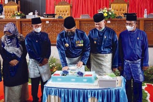 Bupati Sutan Riska memotong Kue HUT Ke 17 Kabupaten Dharmasraya.