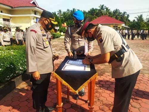 SAKSIKAN—Kapolres Padangpariaman AKBP Dian Nugraha, menyaksikan Kompol Alfias Marzuki teken BAP sertijab.