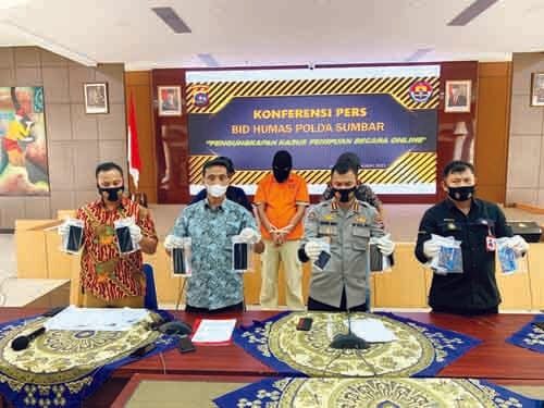 PERLIHATKAN BUKTI— Kabid Humas Polda Sumbar Kombes Pol Satake Bayu didampingi Dirreskrimsus Kombes Pol Joko Sadono memperihatkan bukti penangkapan pelaku penipuan dengan modus memalsukan akun Facebook pejabat Polda.