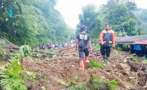 LONGSOR— Sebuah rumah di Jalan Manggopoh-Padang Lua, Agam dihantam longsor yang terjadi akibat hujan lebat, Jumat (8/1) sore.