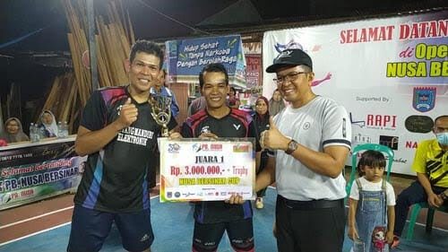 SERAHKAN HADIAH—Wawako Erwin Yunaz memberikan hadiah serta kostum khusus yang bertuliskan H. Erwin Yunaz di dada setiap pemain.