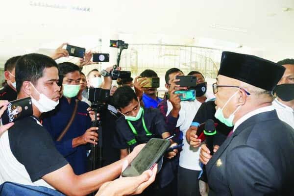 Bupati Pasbar Yulianto diwawancarai wartawan usai paripurna HUT Pasbar, terkait keberhasilannya dalam memimpin Pasbar 5 tahun.