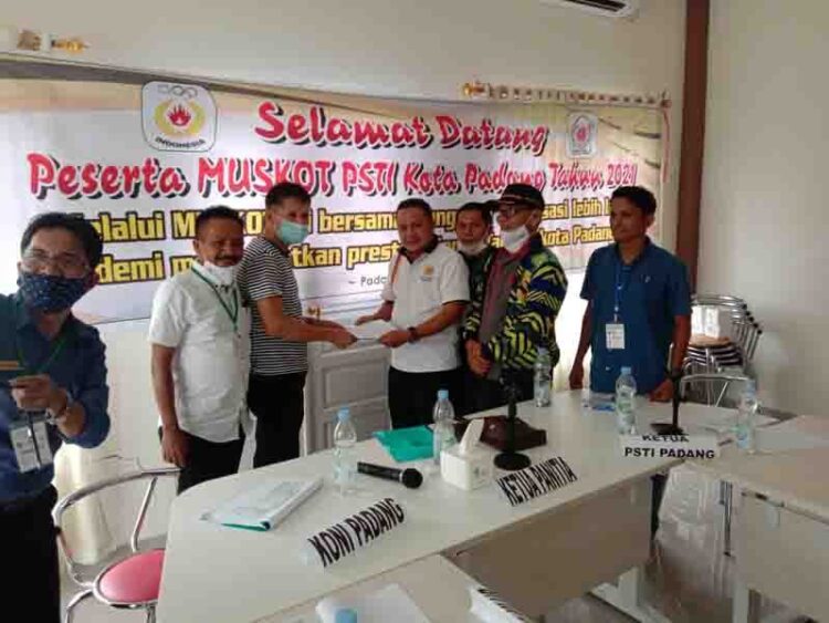 SERAHKAN— M Fikar serahkan formulir pencalonan kepada Ketua PSTI yang lama Yarman pada Muskot PSTI Kota Padang.