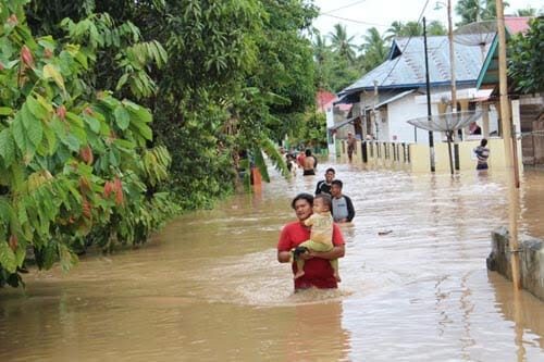 MENGUNGSI— Banjir melanda beberapa wilayah Kota Solok dengan ketinggian hingga 2 meter, membuat warga terpaksa mengungsi ke tempat yang lebih aman.