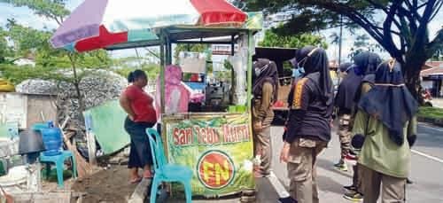 TEGUR PKL Personel Satpol PP menegur dan menertibkan PKL yang berjualan di badan jalan.